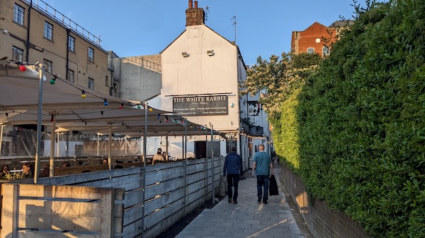 Exterior photo of the White Rabbit, Oxford